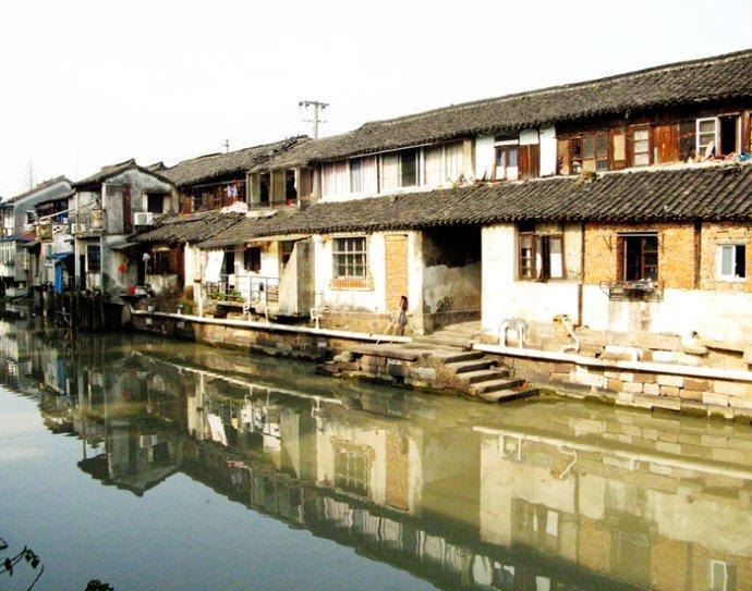 1月21日,网传浙江绍兴一酒店前员工发视频,举报厨师用烤箱烤鞋子,工作人员:不是我们酒店,已联系法务处理